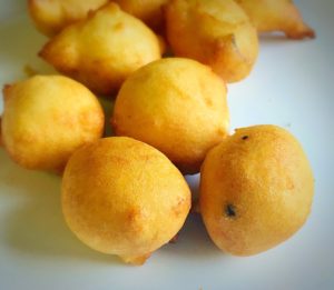 bonda,urad dal bonda,ulundu bonda,indian snacks,south indian snacks,bonda,evining snacks,coconut chutney,sambar,oil fried snacks,urad dal, ulundhu,bajji,pakora,pakoda,