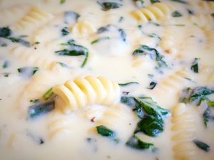 Spinach alfredo pasta