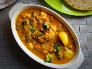 vegetabel kurma, veg kurma recipe,mix veg kurma recipe,saravana bhavan style veg kurma,saravana bhavan style kurma,side dish for parotta, side dish for chapati,south indian dinner recipes,south indian lunch recipes