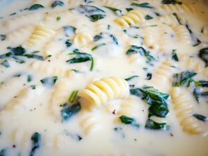 Spinach alfredo pasta