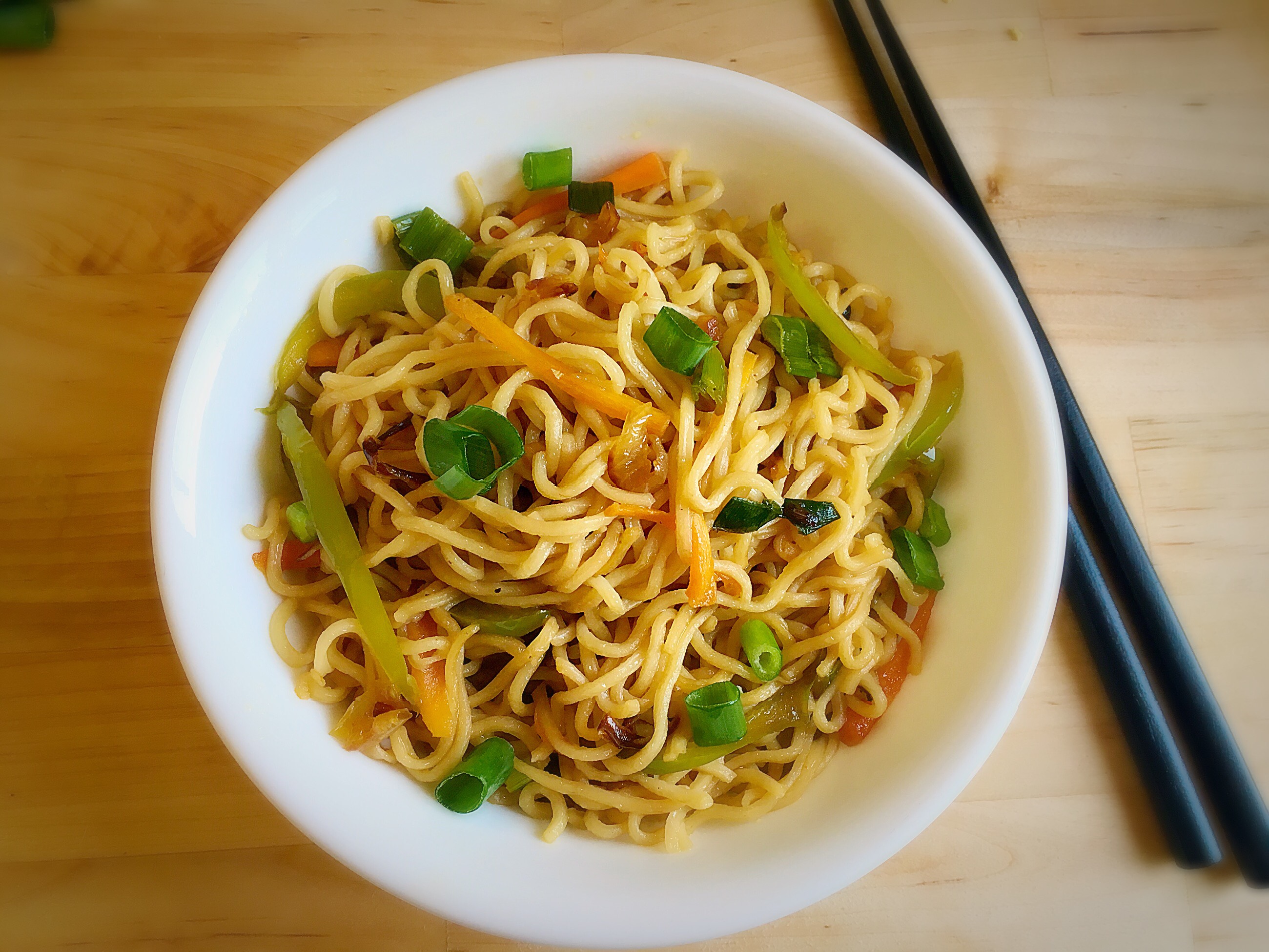 Как готовят лапшу быстрого приготовления. Hakka Noodles. Нудлс лапша. Лапша Хакка. Лапша быстрого приготовления.